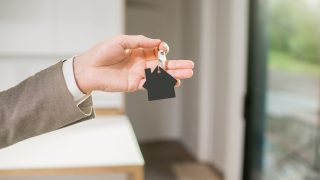 holding-keys-with-house-keychain-2021-12-09-09-35-12-utc 2